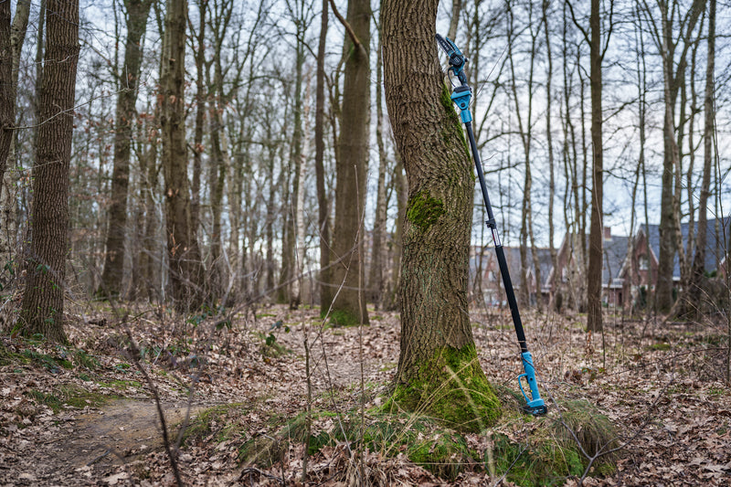 Afbeelding laden in Galerijviewer, Trimmex® Mini Kettingzaag + Telescopische Snoeisteel - Inclusief Opbergkoffer en Twee Krachtige Batterijen (2x4.0Ah)
