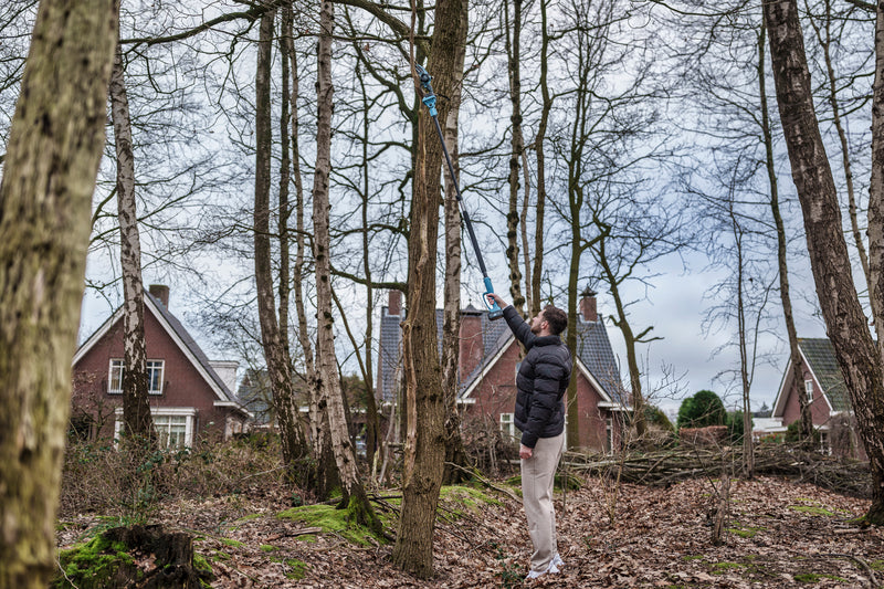 Afbeelding laden in Galerijviewer, Trimmex® Mini Kettingzaag + Telescopische Snoeisteel - Inclusief Opbergkoffer en Twee Krachtige Batterijen (2x4.0Ah)
